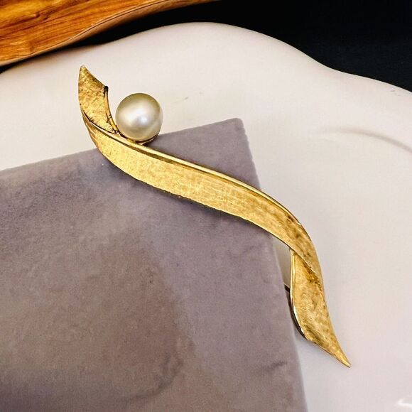 Vintage Coro Pegasus Brooch Brushed Gold Pearl Long Lapel Pin 4" Ribbon 1077 - Picture 5 of 9